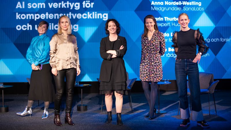 Moderator Linda Nyberg, Karin Thurberg, AI-expert Huawei, Matilda Ernkrans, Minister för högre utbildning och forskning, Aurore Belfrage, senior rådgivare AI Sweden och Anna Nordell-Westling, medgrundare SanaLabs. Foto: Tommy Fondelius.