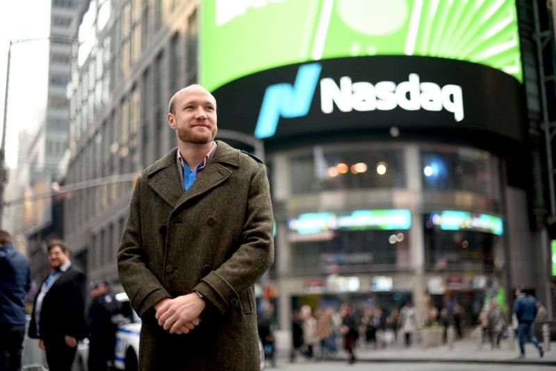 Alexander Wallin har handlat kryptovalutor sedan 2014. Här syns han utanför Nasdaq i New York. Foto: Tommy Fondelius.