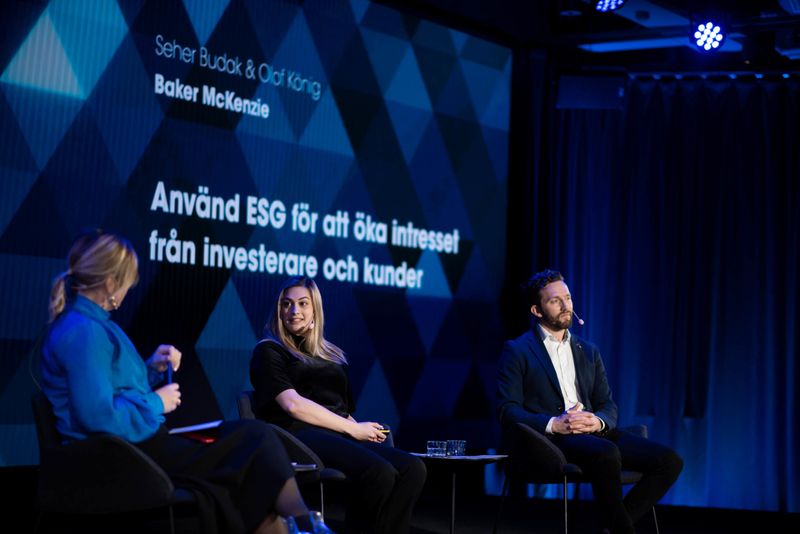 Advokaterna på Baker McKenzie, Seher Budak och Olof König pekar på fördelarna med att – som bolag – jobba mer med ESG-frågor. Foto: Tommy Fondelius.