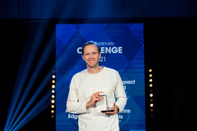 Einar Bodström, CEO and Co-Founder of ClimateView, when receiving the AI and Technical Edge Award in Techarenan Challenge 2021.