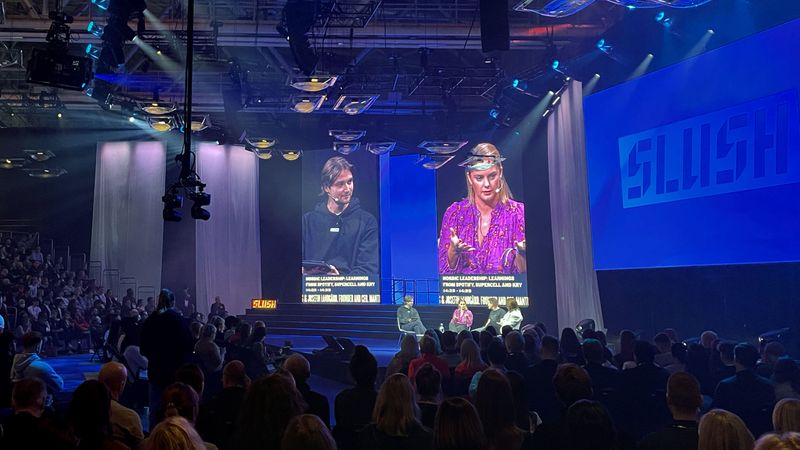 Sophia Bendz och Josefin Landgård på scen under Slush 2022. Foto: Techarenan