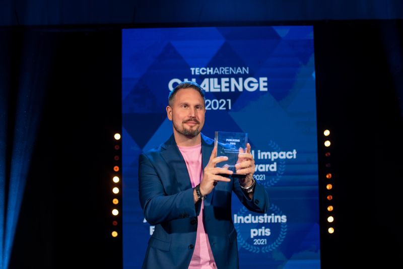 Adverty Founder Niklas Bakos receiving the Audience Award at Techarenan Challenge 2021.